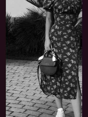 Позвоните проститутке, она ждет именно вас Ais